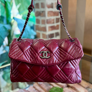 CHANEL In and Out Red Calfskin Shoulder Bag