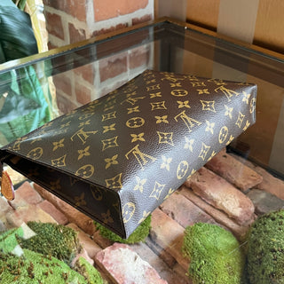 LOUIS VUITTON Toiletry 26 Monogram Canvas Pouch