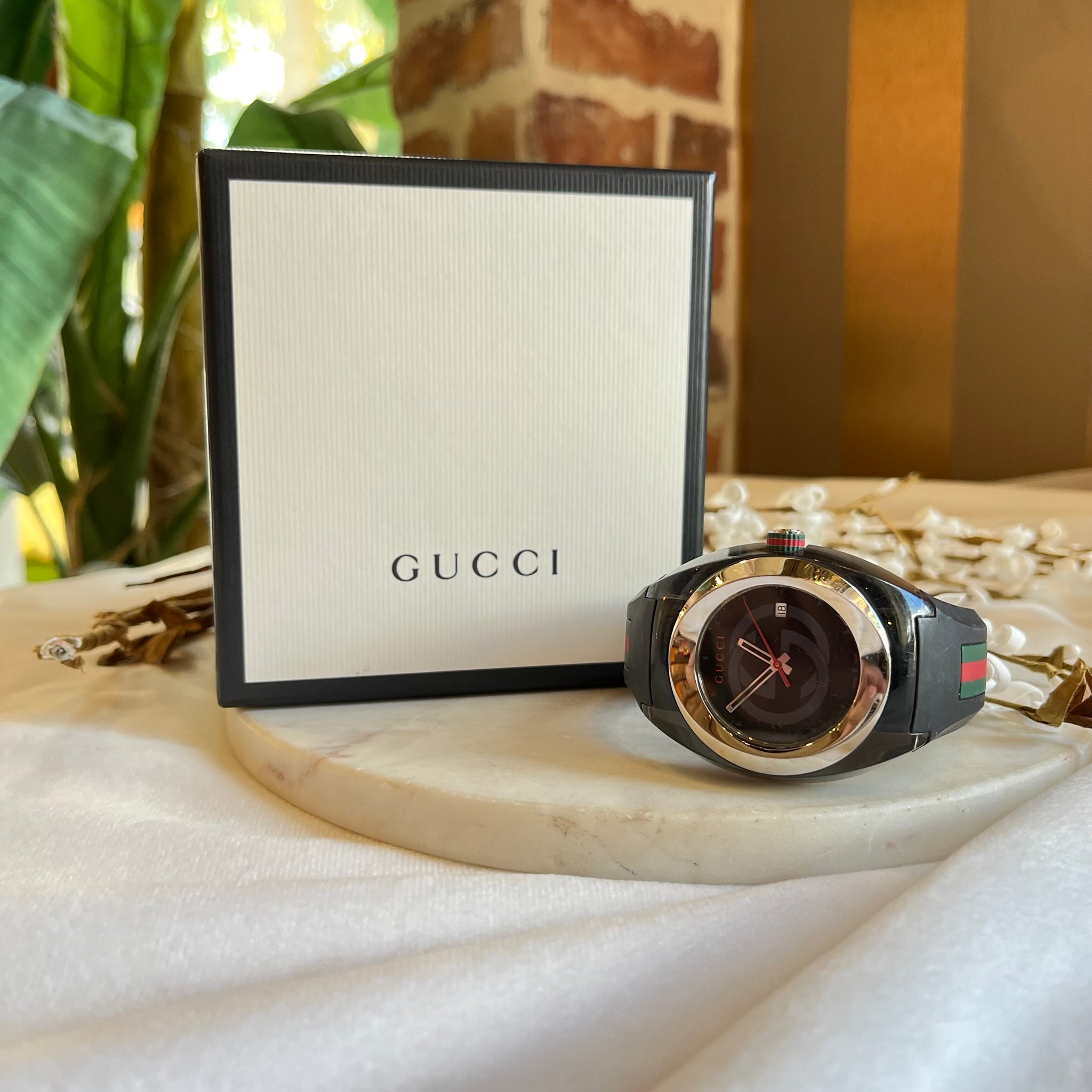 Black gucci hotsell sync watch