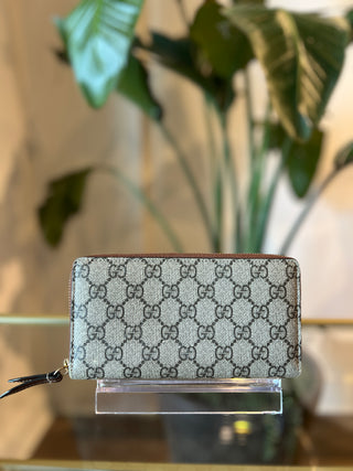 GUCCI GG Supreme Continental Wallet