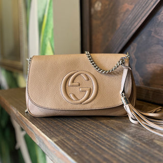 GUCCI Soho Chain Medium Beige Pebbled Calfskin Crossbody