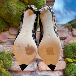 LOUIS VUITTON Leopard Print Silk Pointed Toe Pumps SZ 39 (US 9)