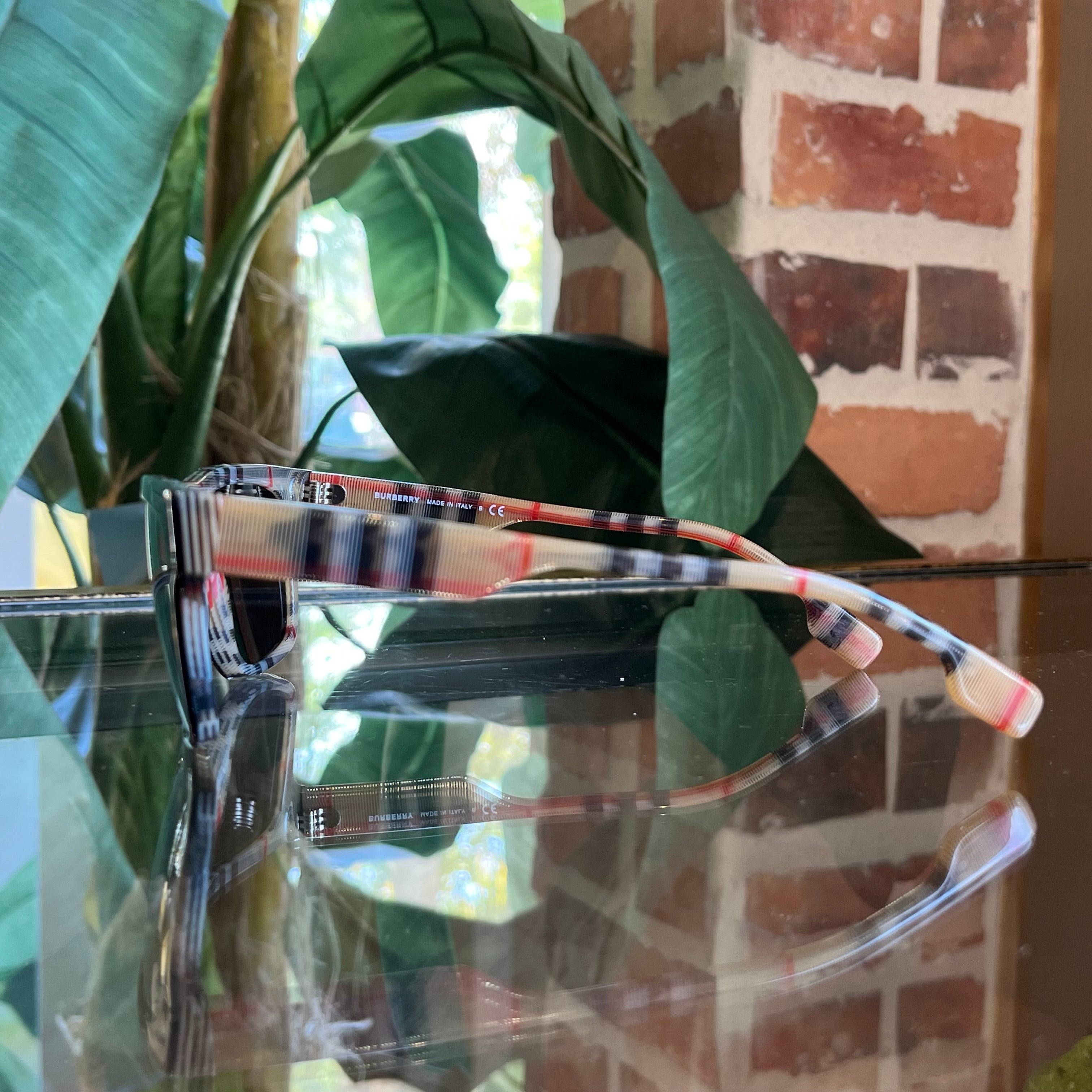 Burberry square 2025 frame sunglasses