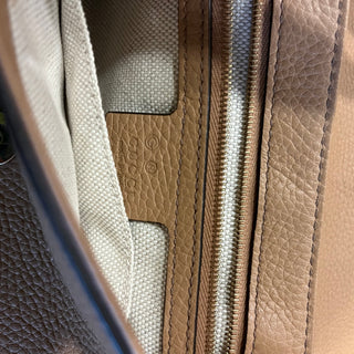 GUCCI Soho Chain Medium Beige Pebbled Calfskin Crossbody