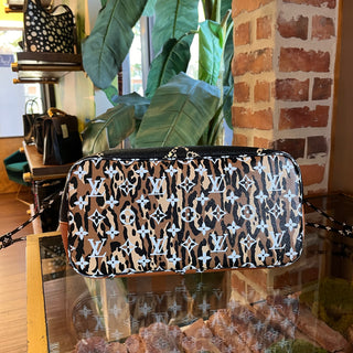 LOUIS VUITTON Neverfull MM Monogram Giant Jungle Tote Bag