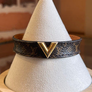 LOUIS VUITTON Essential V Monogram Bracelet SZ 17
