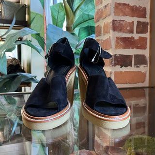 HERMÈS Drew Black Goatskin Suede Pumps SZ 38 (US 8)