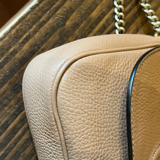 GUCCI Soho Chain Medium Beige Pebbled Calfskin Crossbody