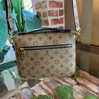 LOUIS VUITTON Pochette Metis Monogram Reverse