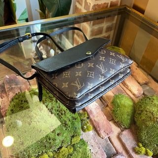 LOUIS VUITTON Twice Noir Monogram Canvas Pochette Crossbody Bag