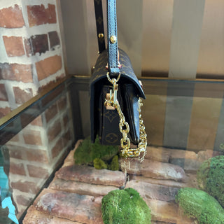 LOUIS VUITTON Pochette Métis East West Crossbody