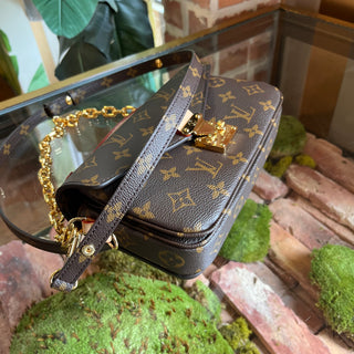 LOUIS VUITTON Pochette Métis East West Monogram Brown Canvas Crossbody Bag