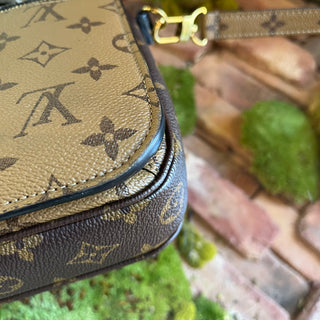 LOUIS VUITTON Pochette Metis Monogram Reverse