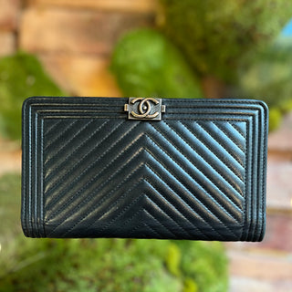 CHANEL Boy Yen Black Calfskin Chevron Quilted Wallet