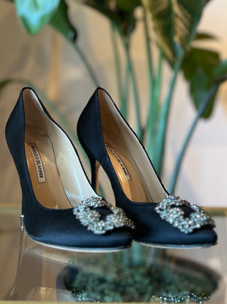 MANOLO BLAHNIK Hangisi Satin Pumps 37
