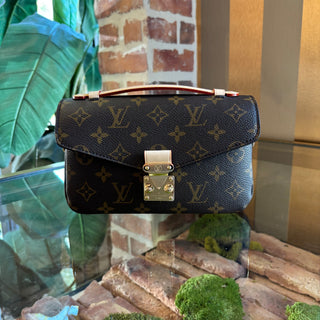LOUIS VUITTON Pochette Métis East West