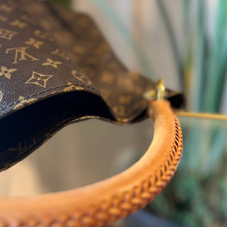 Louis Vuitton Artsy Monogram MM