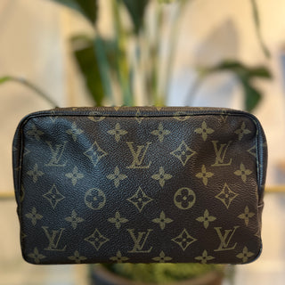 LOUIS VUITTON Monogram Trousse Toilette 23