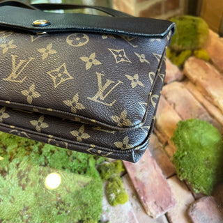 LOUIS VUITTON Twice Noir Monogram Canvas Pochette Crossbody Bag