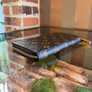 LOUIS VUITTON LV Monogram Canvas Zippy Wallet