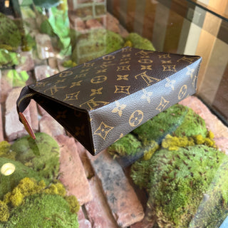 LOUIS VUITTON Toiletry 19 Brown Monogram Canvas Cosmetic Pouch