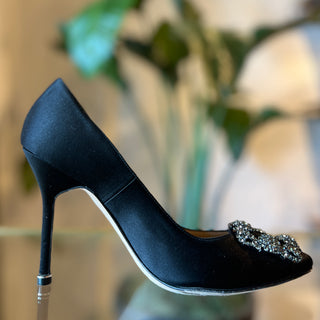 MANOLO BLAHNIK Hangisi Satin Pumps 37