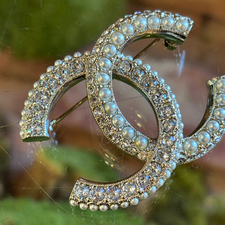 CHANEL Faux Pearl & Strass CC Brooch