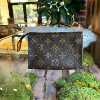 LOUIS VUITTON Monogram Toiletry Pouch 15
