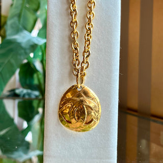 CHANEL Vintage 1994 CC Quilted Teardrop Pendant Gold-Tone Brass Necklace