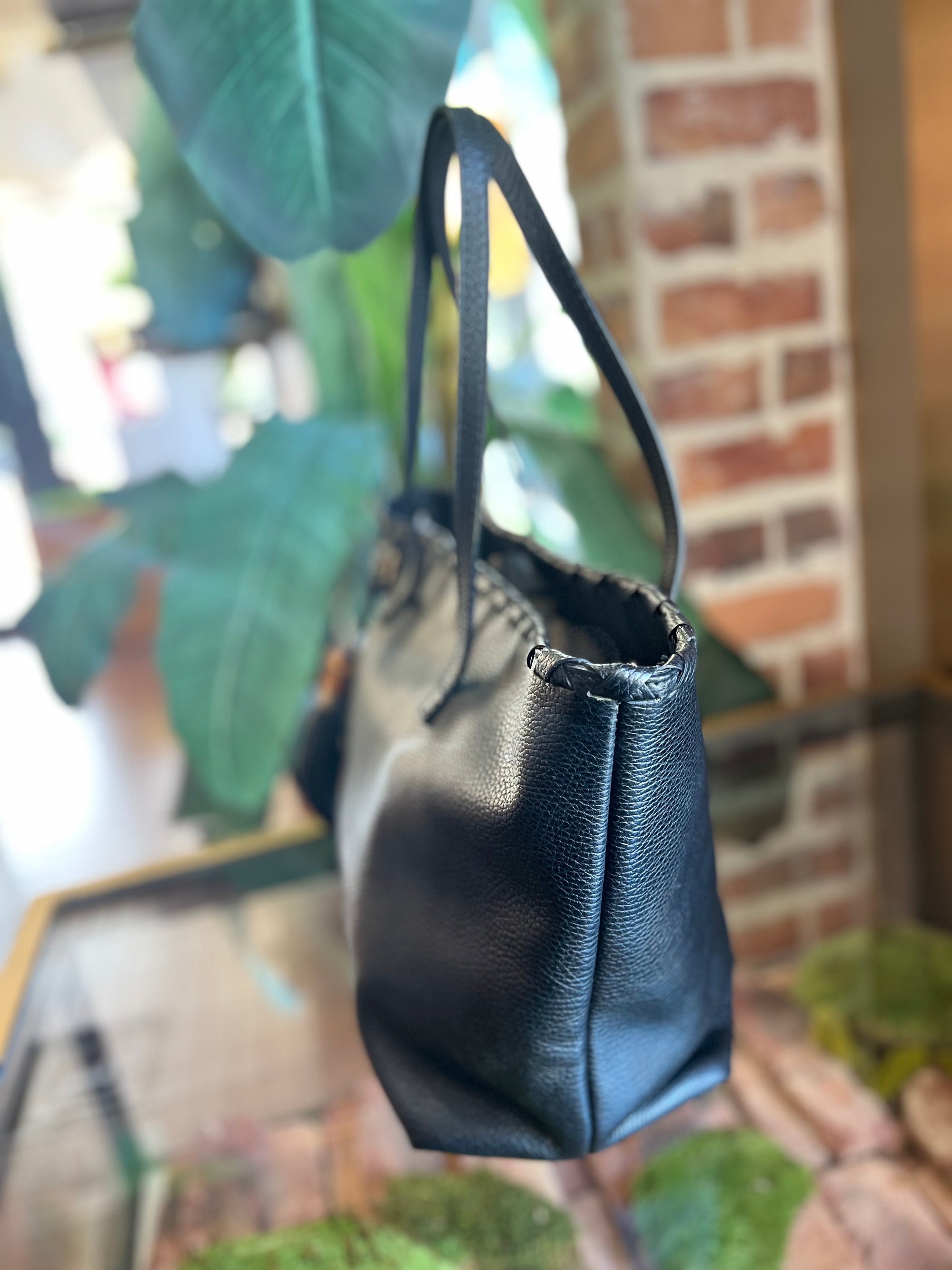 GUCCI Black Leather Tassel Tote Bag ADI1015
