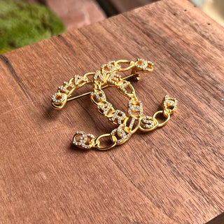 CHANEL CC Gold Chain Chanel Paris Lettering Brooch