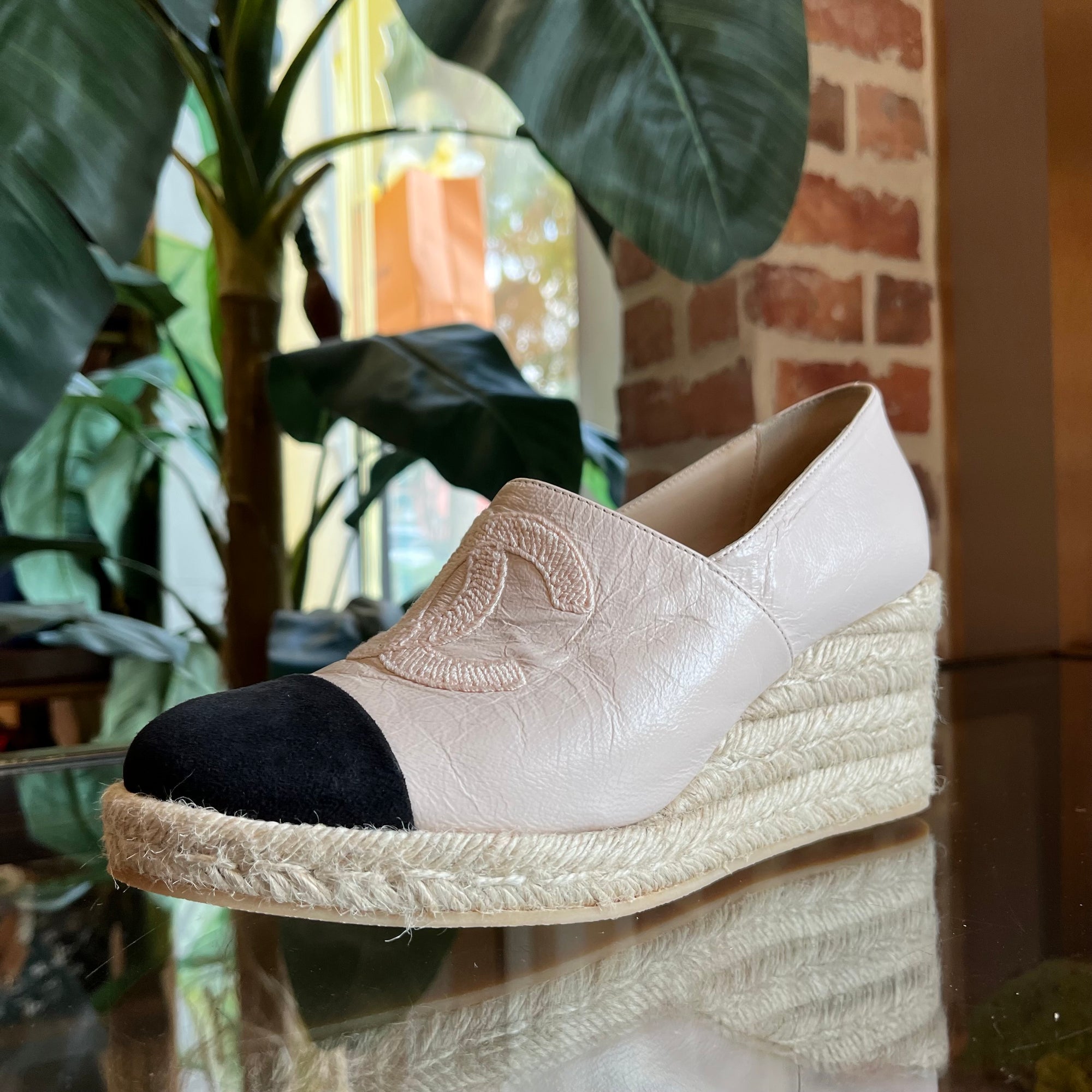 CHANEL Pink Nude Black Lambskin Suede CC Espadrille Wedges 39(9US)
