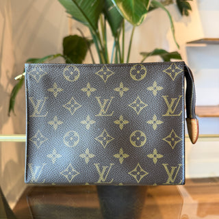 LOUIS VUITTON Monogram Toiletry 19