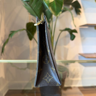 LOUIS VUITTON Monogram Toiletry 19