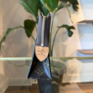 LOUIS VUITTON Monogram Toiletry 19