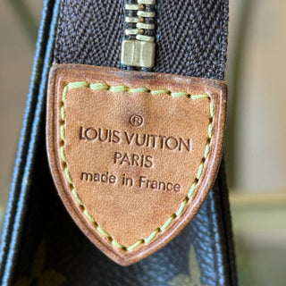 LOUIS VUITTON Monogram Toiletry 19