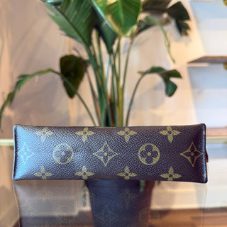 LOUIS VUITTON Monogram Toiletry 19