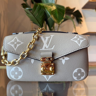 LOUIS VUITTON Empreinte East West Metis Pochette in Dove/Cream