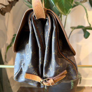 LOUIS VUITTON Saumur 35 Brown Monogram Canvas Vintage Messenger Bag
