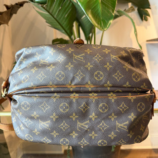 LOUIS VUITTON Saumur 35 Brown Monogram Canvas Vintage Messenger Bag