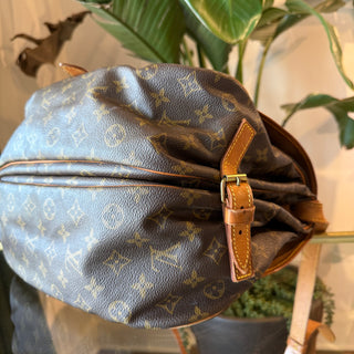 LOUIS VUITTON Saumur 35 Brown Monogram Canvas Vintage Messenger Bag