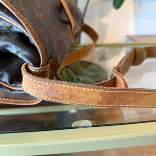 LOUIS VUITTON Saumur 35 Brown Monogram Canvas Vintage Messenger Bag
