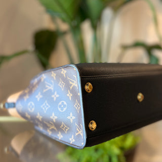 LOUIS VUITTON On My Side MM