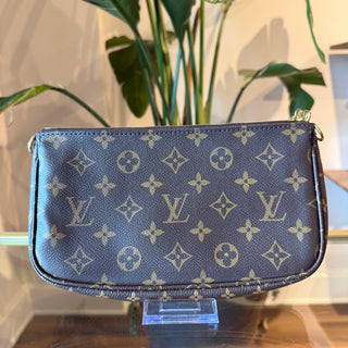 LOUIS VUITTON Monogram Pochette
