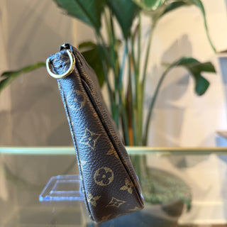 LOUIS VUITTON Monogram Pochette