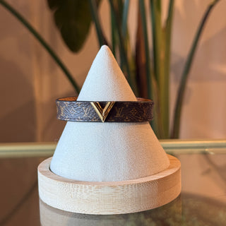 LOUIS VUITTON Monogram Essential V Bracelet
