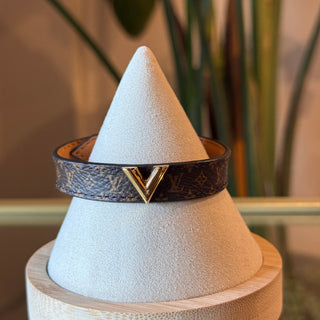 LOUIS VUITTON Monogram Essential V Bracelet