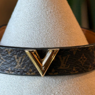 LOUIS VUITTON Monogram Essential V Bracelet