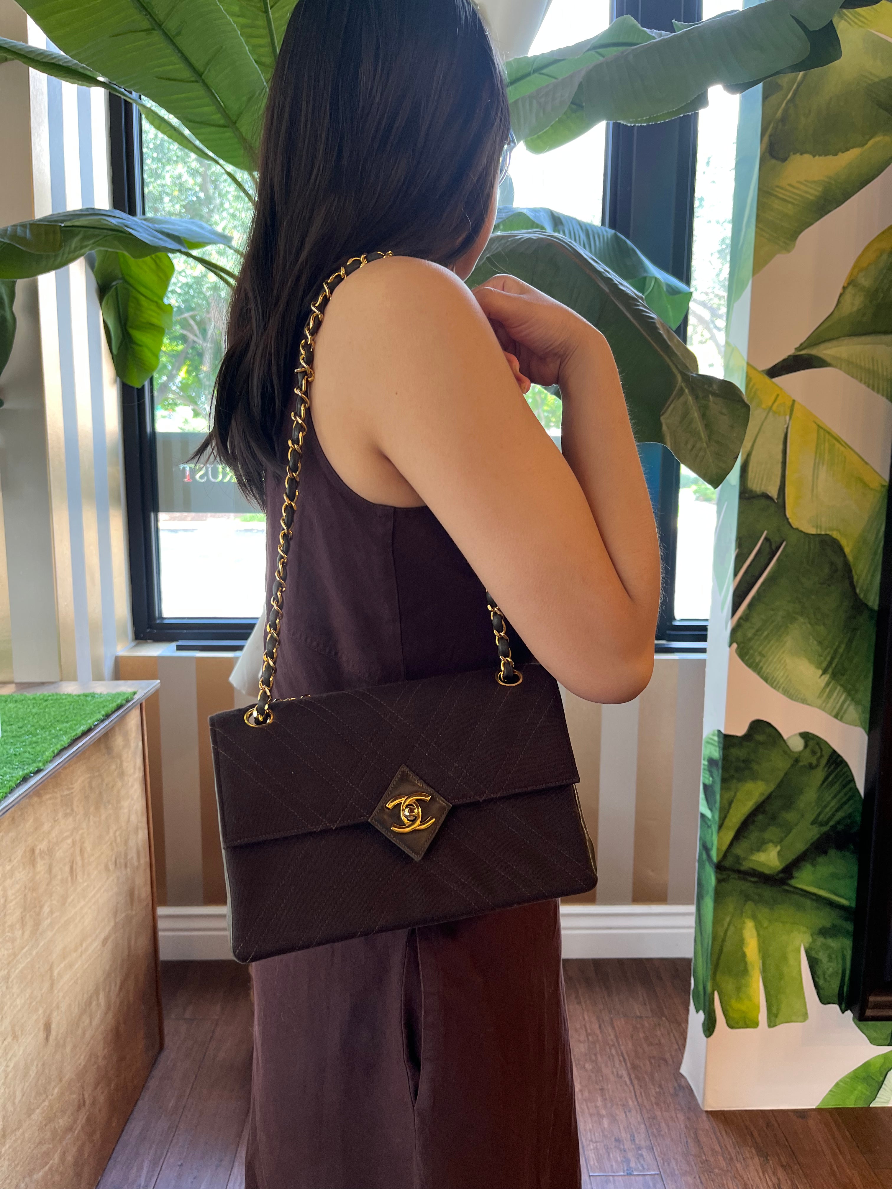 Chanel CC Matelasse Shoulder Bag (SHG-kl8DIA) – LuxeDH