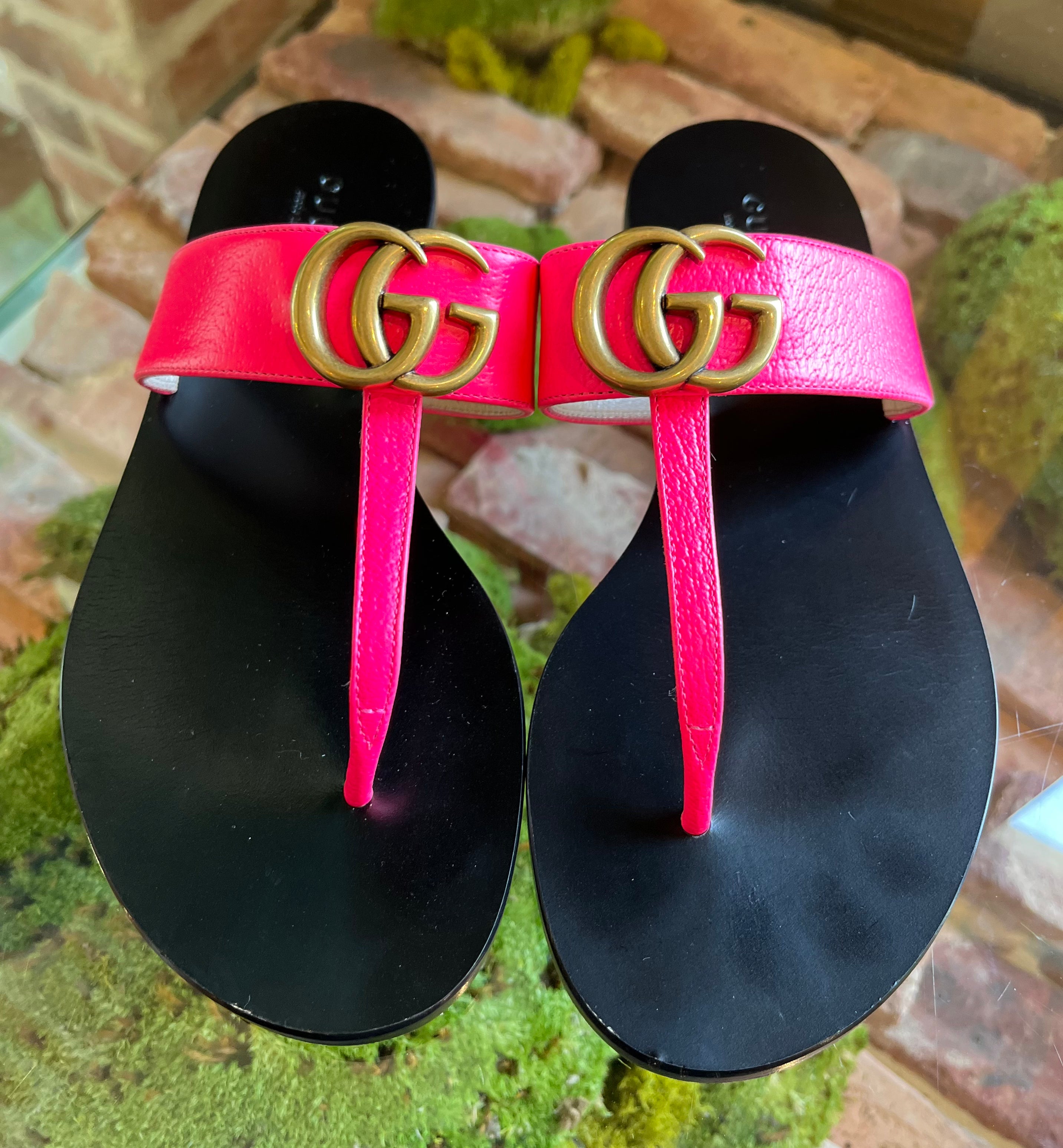 Neon 1990s Gucci GG thong Web sandals 1990s Gucci - IetpShops Canada -  Bolso bandolera 1990s Gucci GG Marmont modelo grande en cuero acolchado rosa